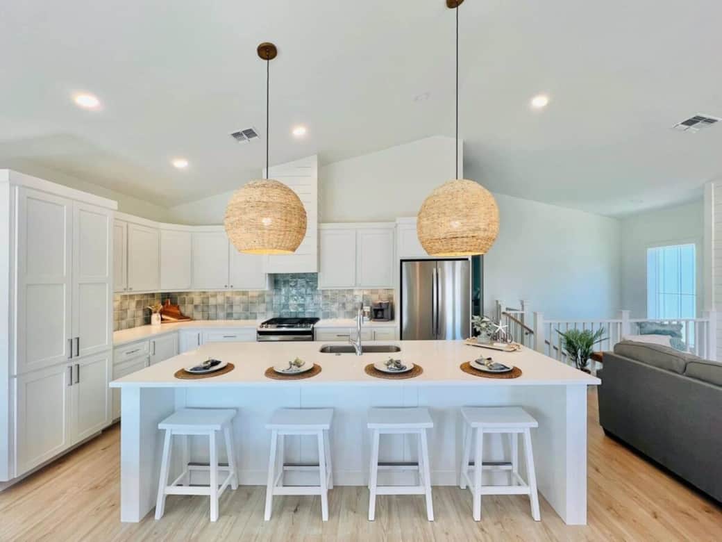 Fully equipped kitchen with island seating for 4